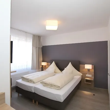 12 Baeume מלון *